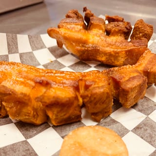 Chicharron Con Arepita